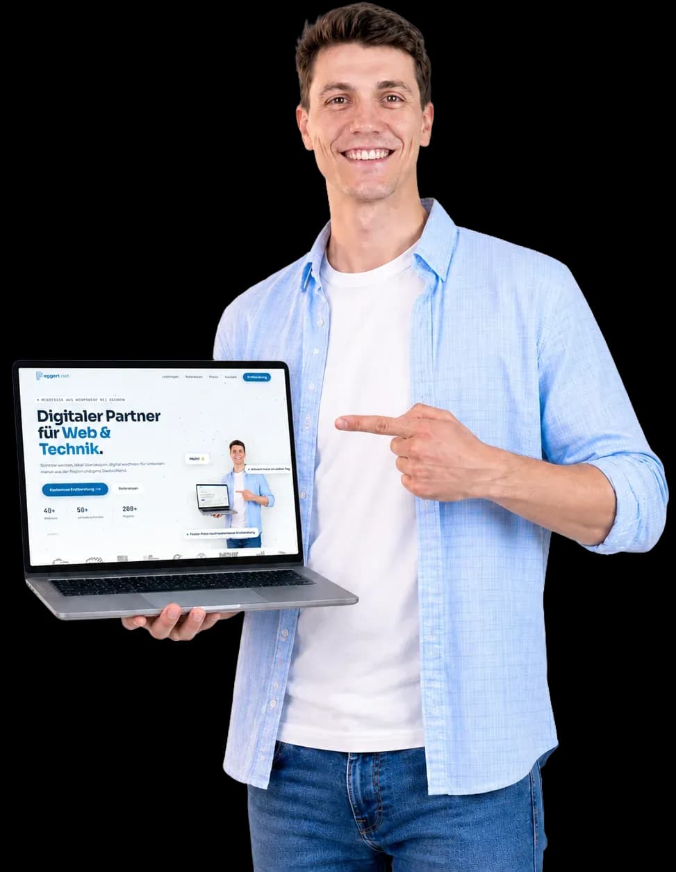 Philipp Eggert zeigt eine Website auf dem Laptop